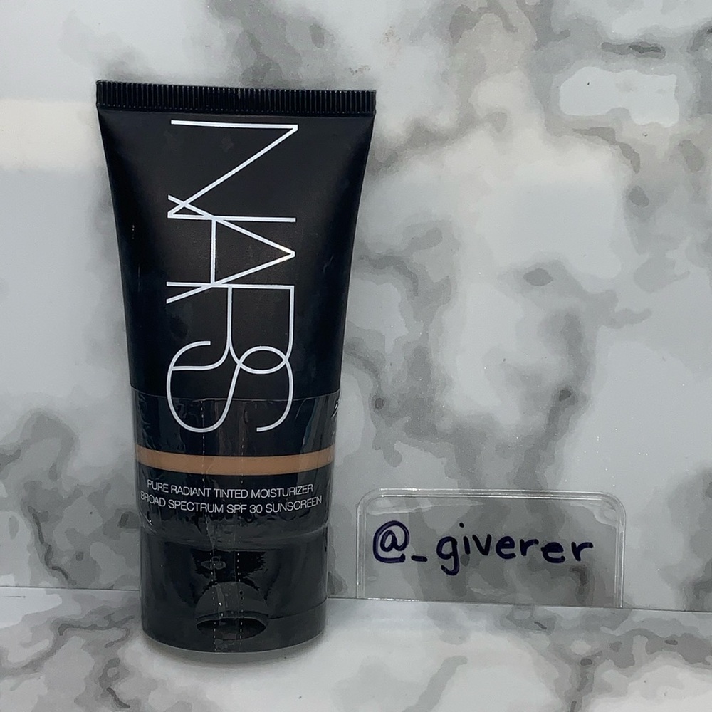 Groenland Light 3 NARS Pure Radiant Tinted Moisturer